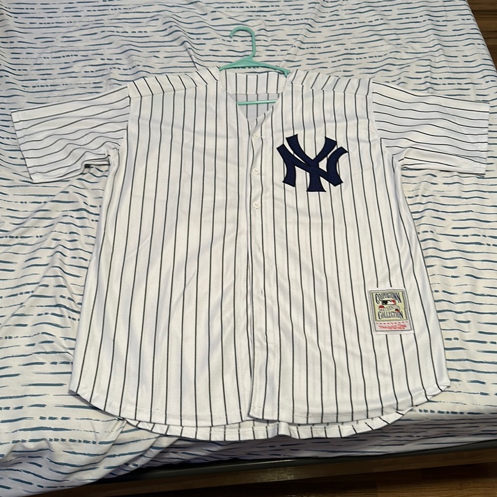 Size M from MLB, color is mostly white
